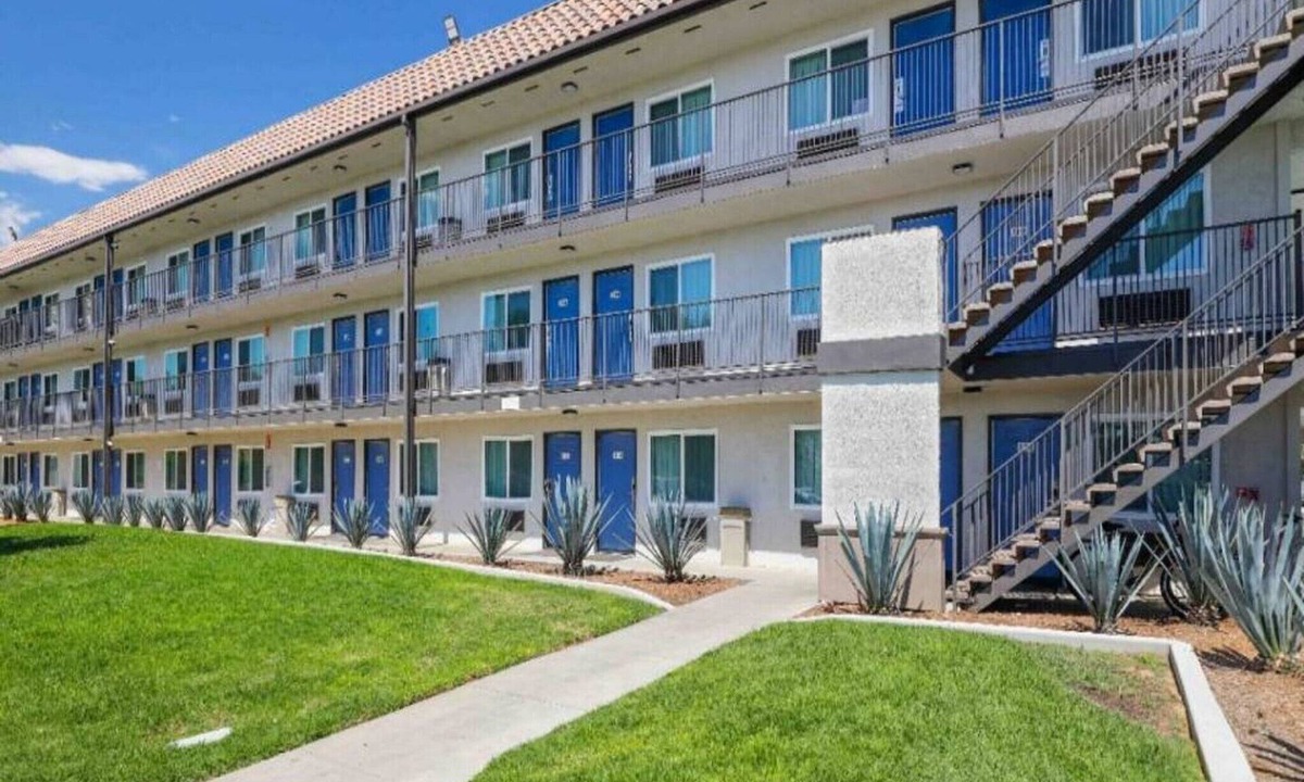 Central Escondido Apartment | 1 King Bed|Mobil Acc|Nsmk