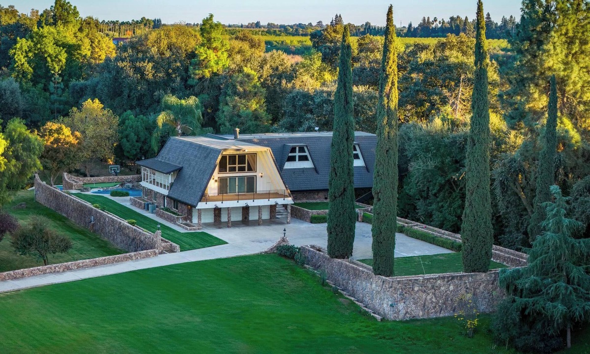 Modesto House | 13-Acre Luxury Waterfront Estate May Weekend Deal Sleeps 20+