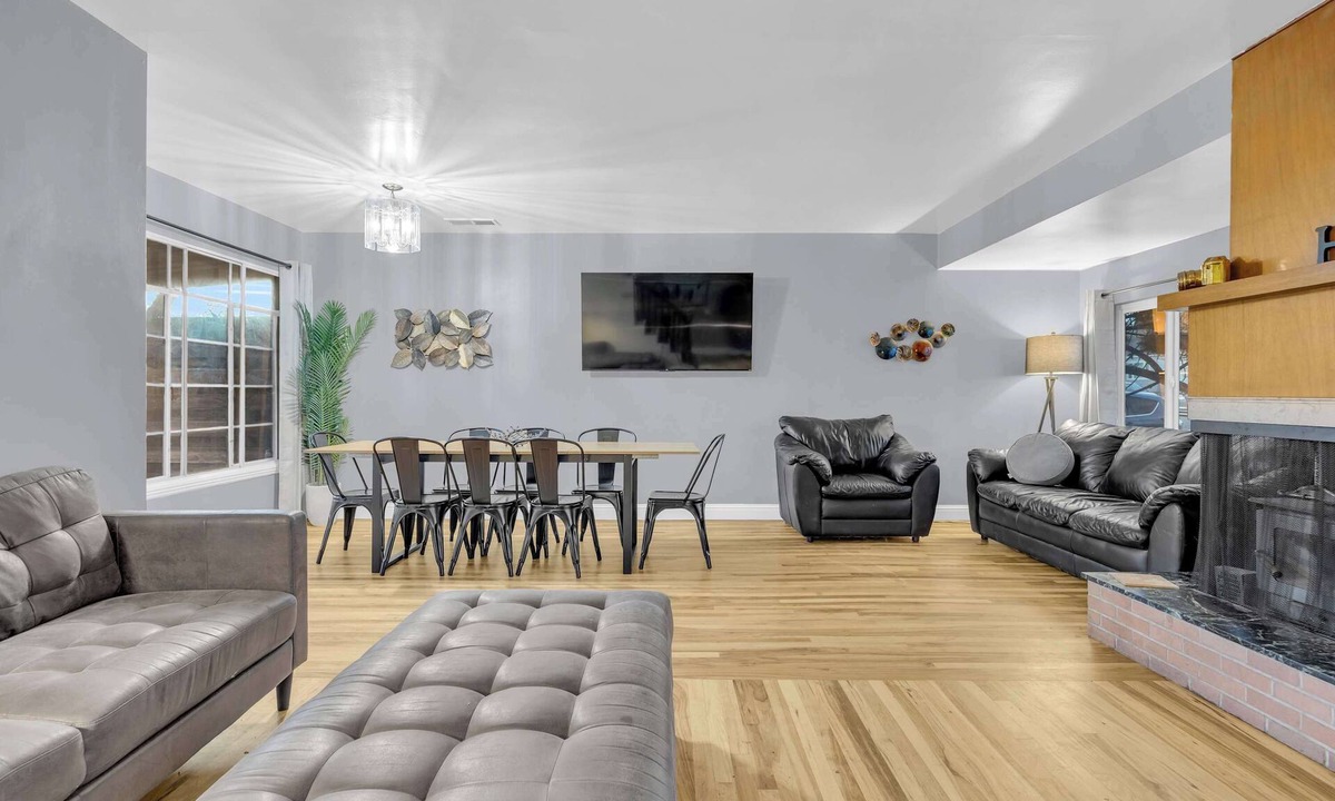 West University House | 13 Beds 7 TVs Sleeps19 W2 AC