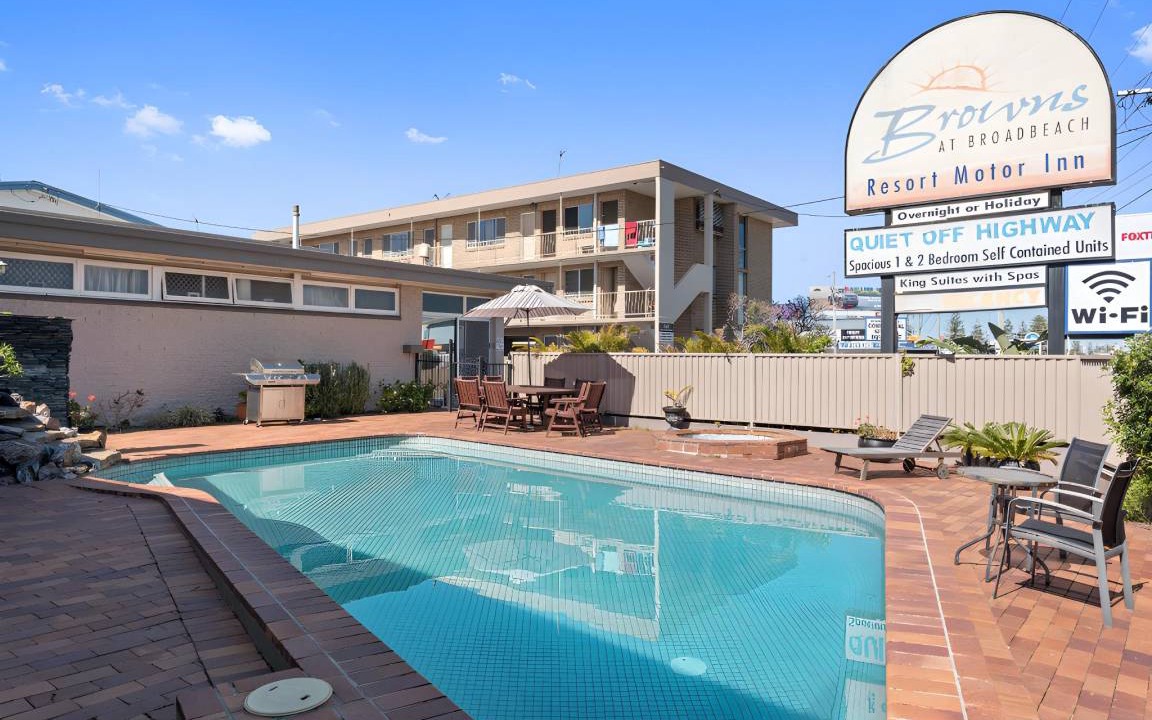 Mermaid Beach Hotel | 180 m² Motel ∙ 4 bedrooms ∙ 10 guests