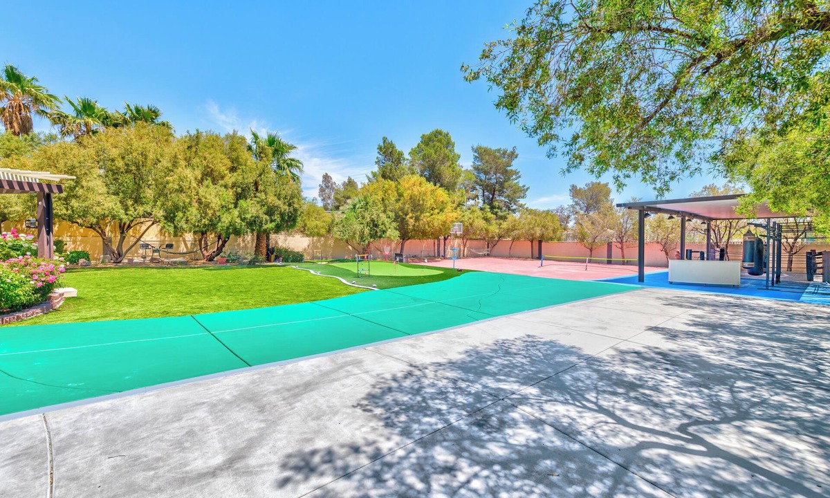 Spring Valley Villa | 19 BEDS, 10BR, 14 Bath, 3/4 acre, Basketball, Pickleball, Golf, Pool & Jacuzzi