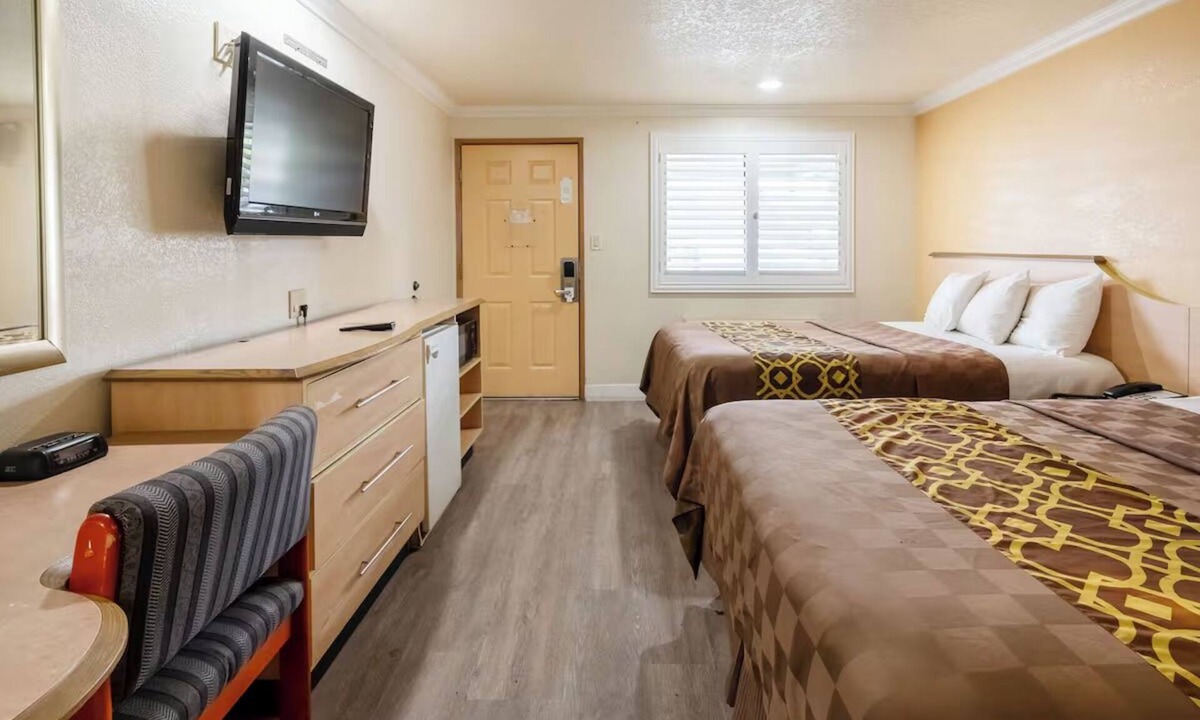 Corcoran Hotel | 2 Affordable Rooms Close to Public Transport – Steps from Christmas Tree Park