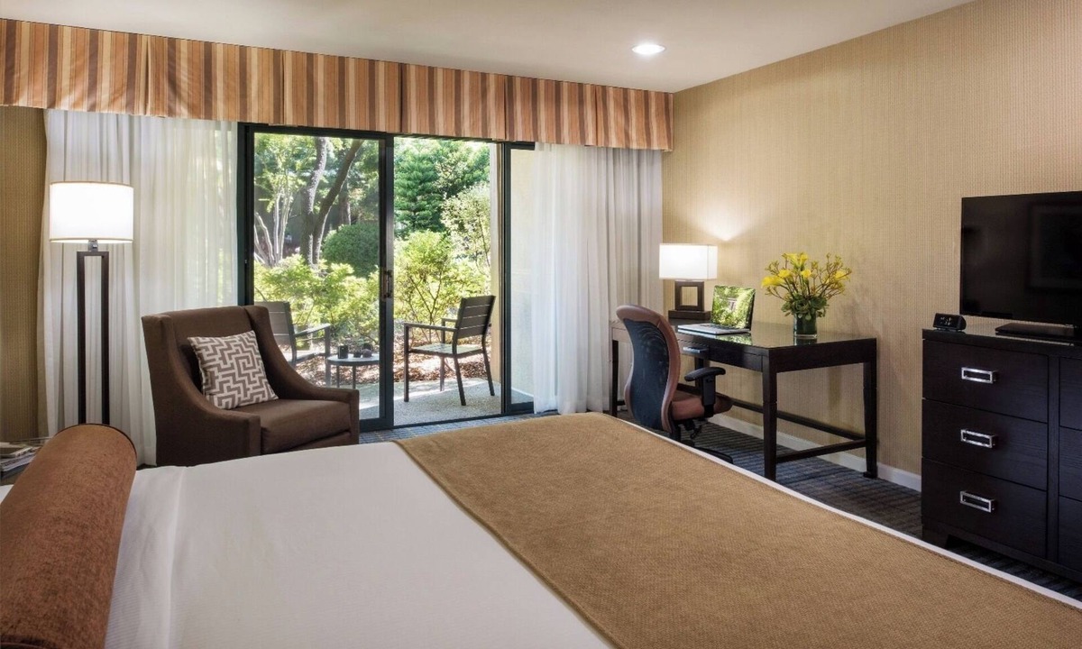Barron Park Hotel | 2 Comfortable Room with Heated Pool, Free Breakfast & Parking in Palo Alto