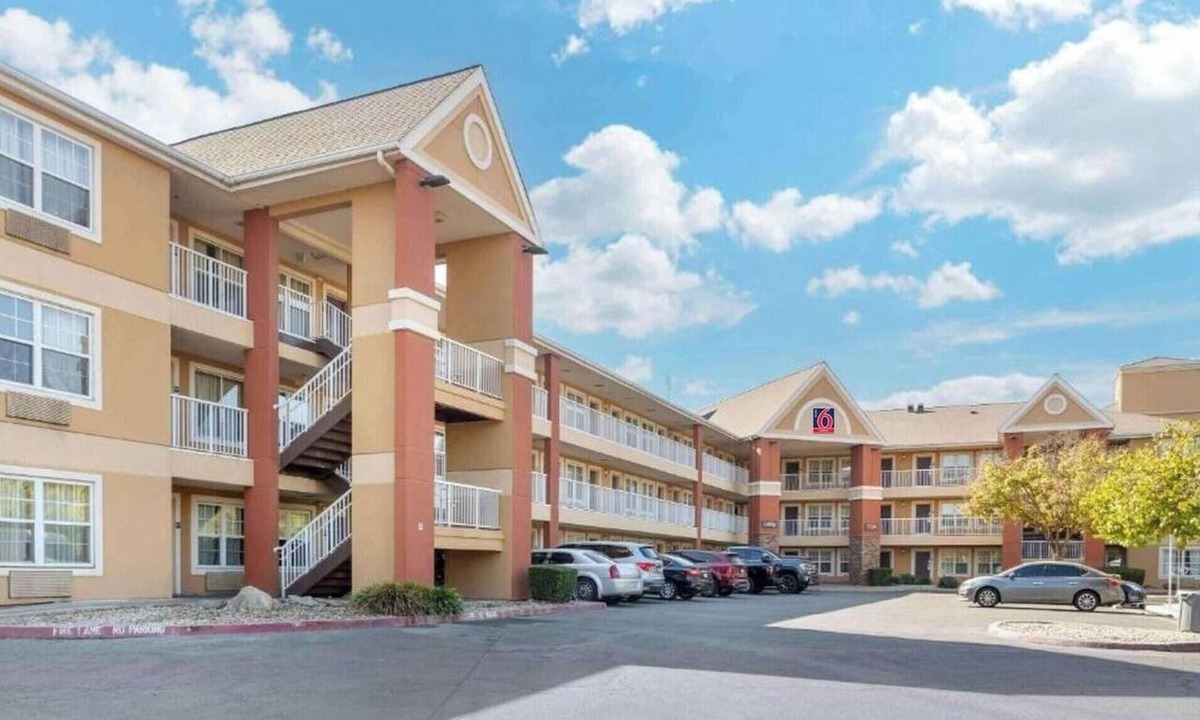 Raisin Apartment | 2 Full Beds | Mobil Access Tub Nsmk Kitchen