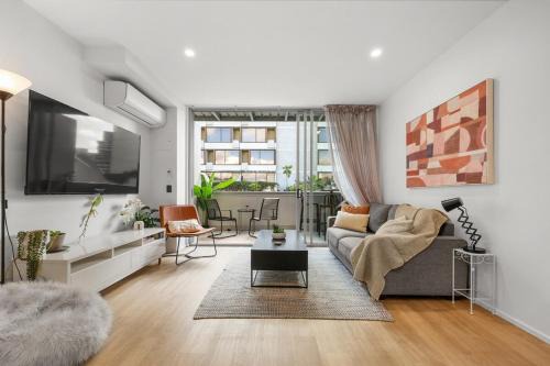 Fortitude Valley Apartment | 2 Level Skyloft - Resort Pool - Sleeps 6 - Baby Stay