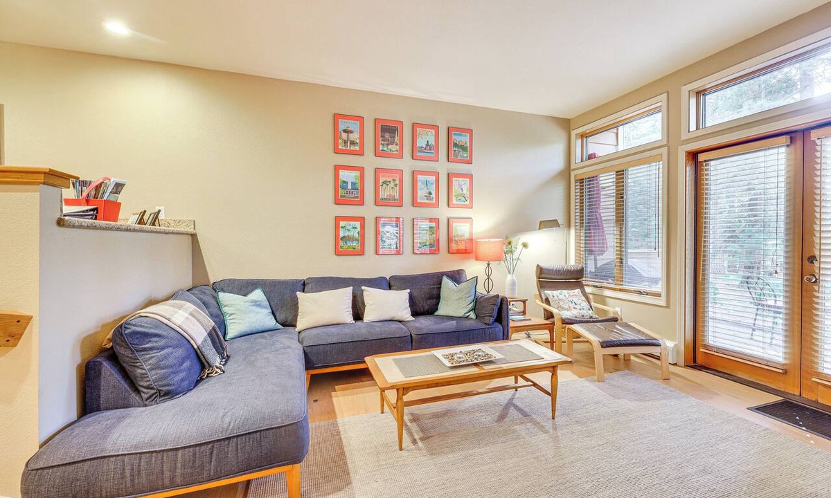 Incline Village Condo | 2 Mi to Diamond Peak! Corner-Unit Condo w/ Hot Tub