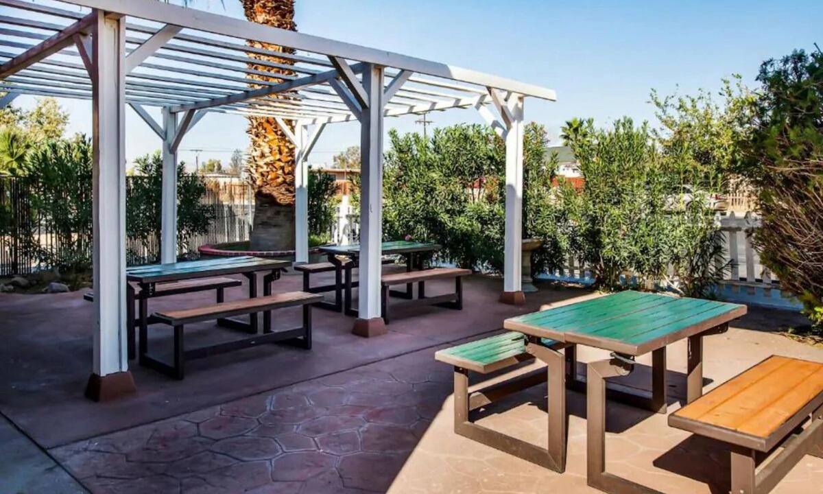 Ridgecrest Hotel | 2 Private Rooms w/2 Queen Beds & Microwave Near Helmers and Upjohn Parks!