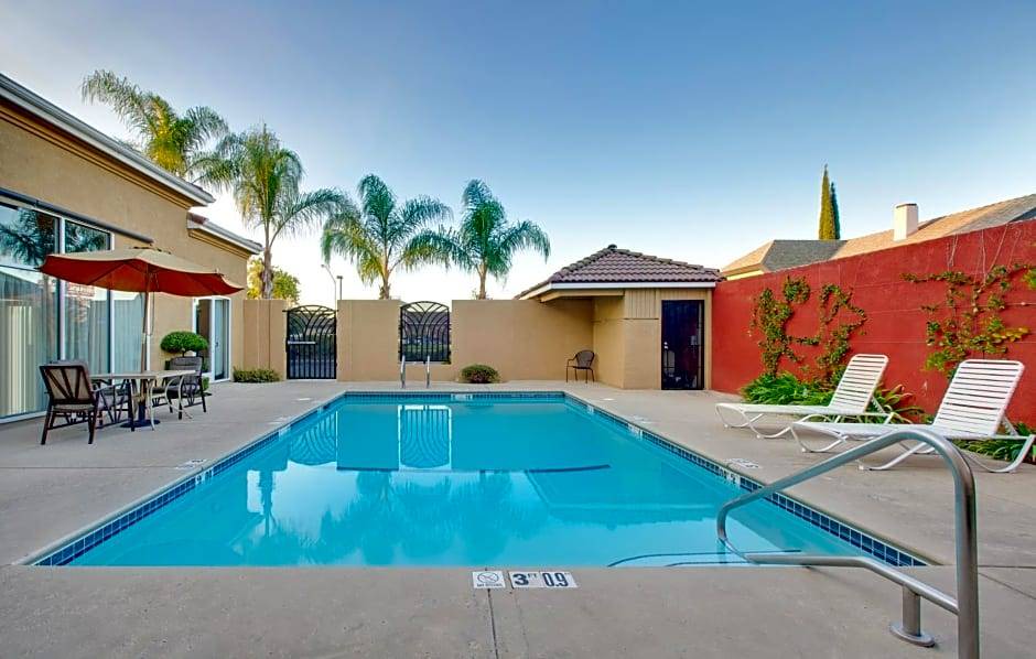 Oakdale Hotel | 2-Star Hotel ∙ Holiday Inn Express Oakdale, an IHG Hotel