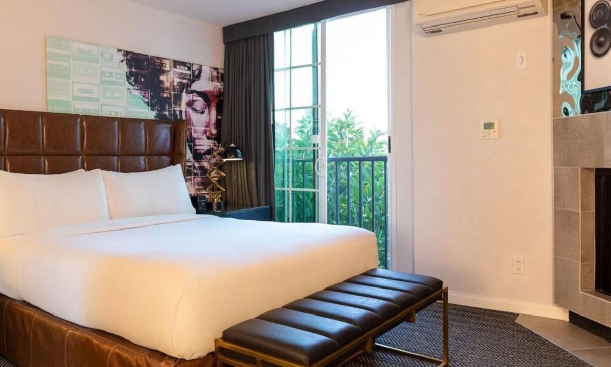 Norma Triangle Hotel | 2 West Hollywood Stay, Rooftop Lounge, Pool & Tennis Court by Sunset Strip