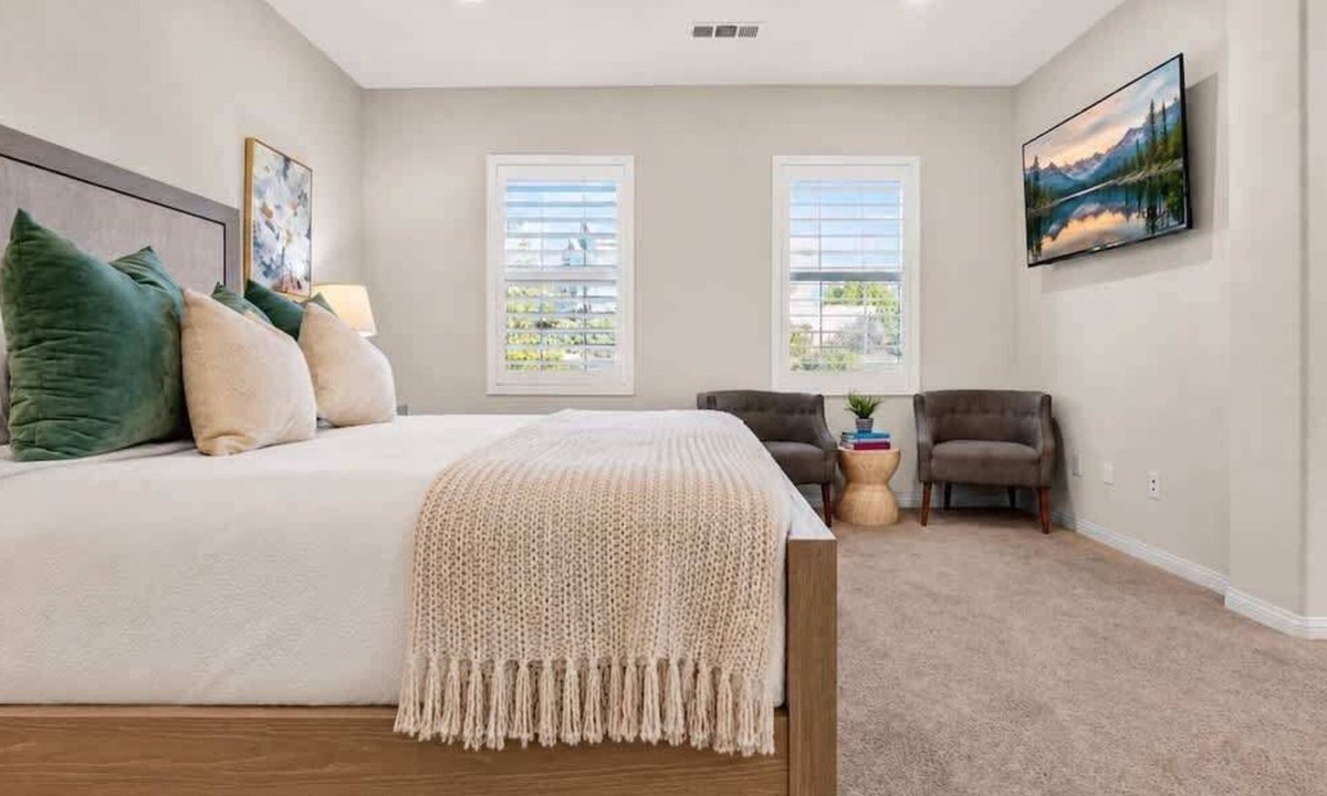 Santa Clarita House | 201 - Bright & Modern Valencia Townhome