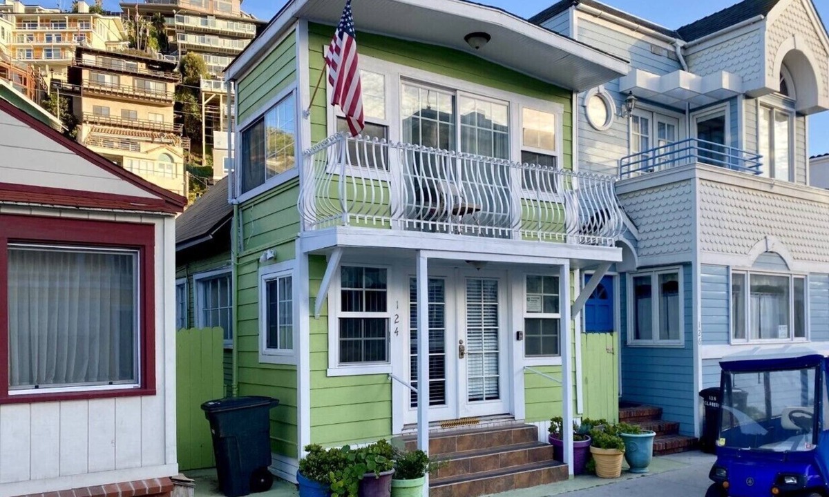 Avalon House | 2BD Home, 1/2 Block to the Beach, A/C, Pet Friendly, WIFI. - 124 Claressa Ave