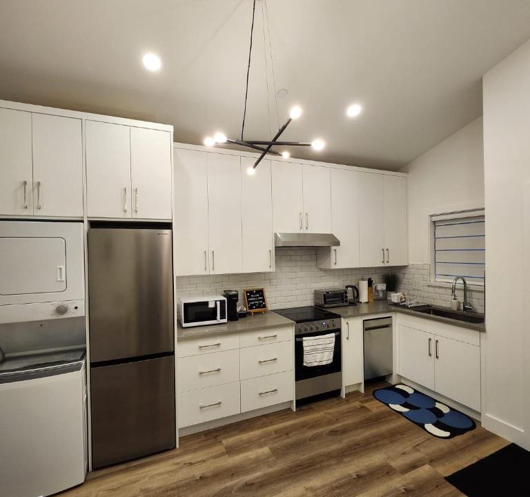 Sunset Apartment | 2BR Detached House - Free Parking -10 mins to YVR & Downtown
