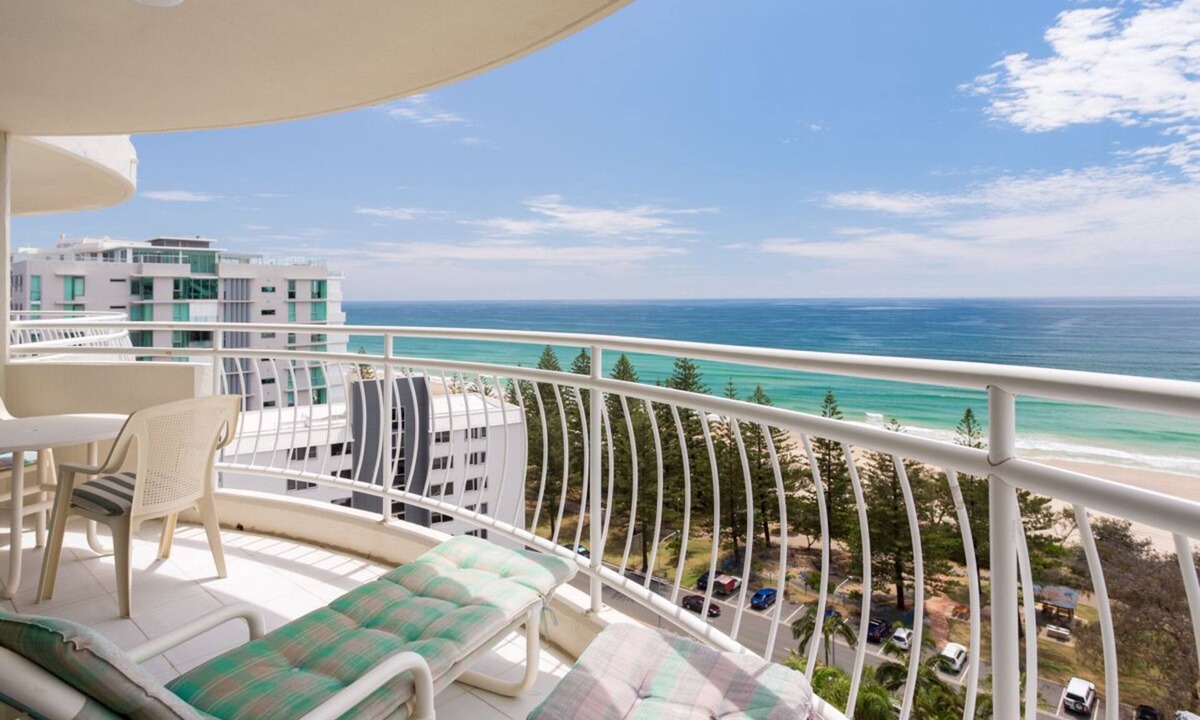 Avenue | Burleigh Heads