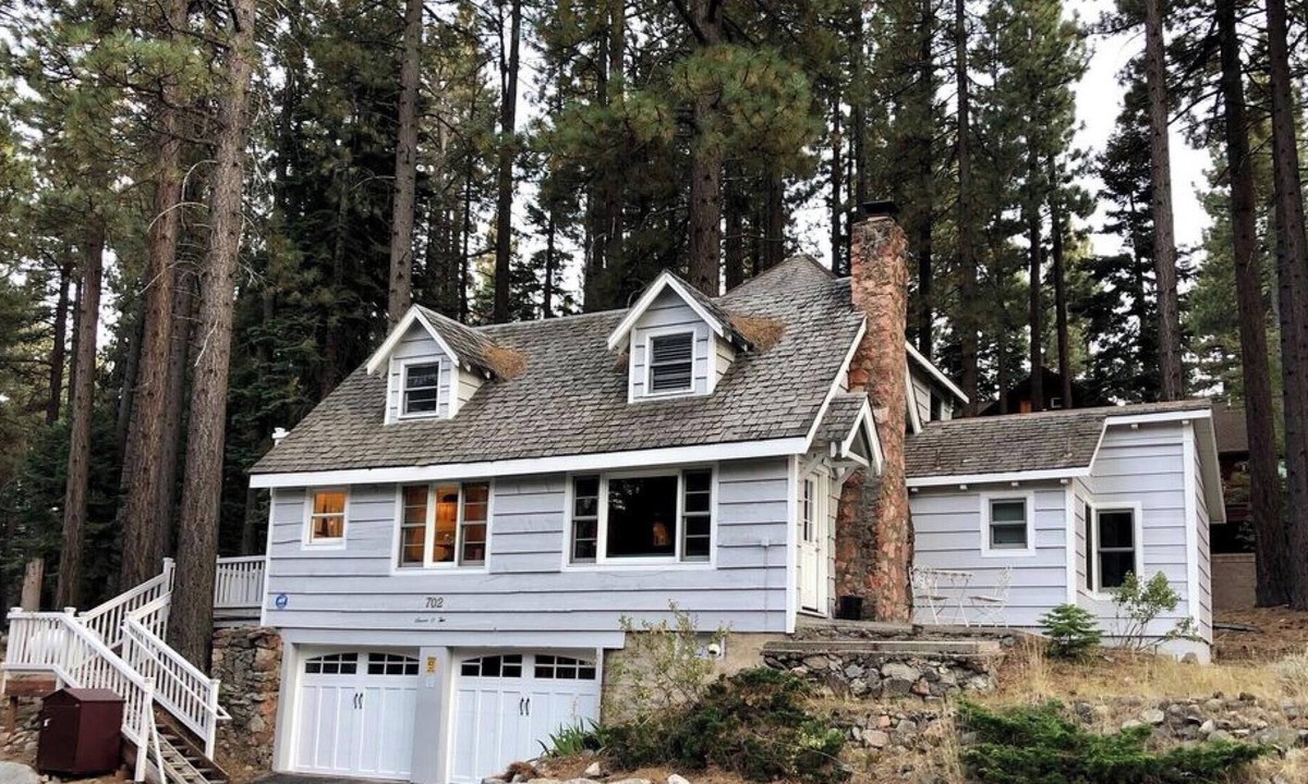 Tahoe Island Cottage | 3 BDRM 2 Bath Cottage in South Lake Tahoe Walking Distance to Great Restaurants