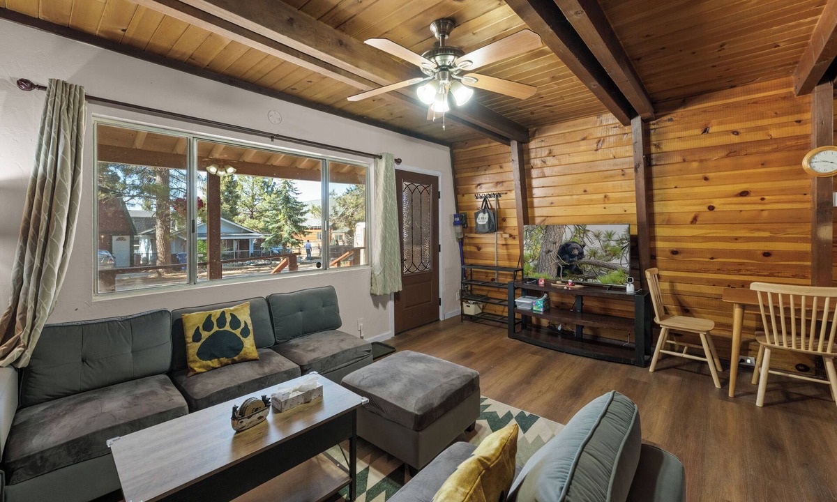 Woodlands Cabin | 3 Bears - *NEW* Fireplace, Smart TV, Gambrel style cabin