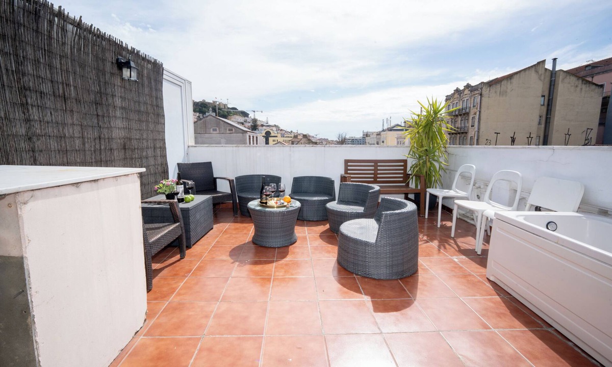 Mouraria Apartment | 3-Bedroom. 2-Bathroom. 1-Livingroom. 3-Double Bed. 1-Sofa Bed with Terrace View