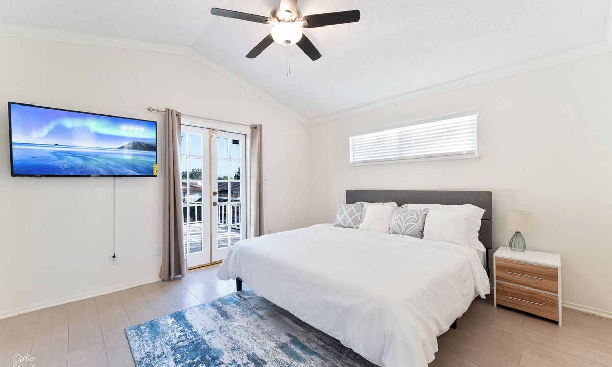Pumpkin Center House | 3-bedroom house in gorgeous Bakersfield with Balcony & Large Yard