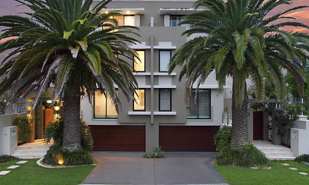 Surfers Paradise House | $3 Million Waterfront Villa - pets welcome