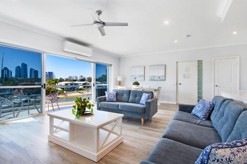 Broadbeach Waters Apartment | 3br Broadbeach Lakefront Apartment - CoastHM