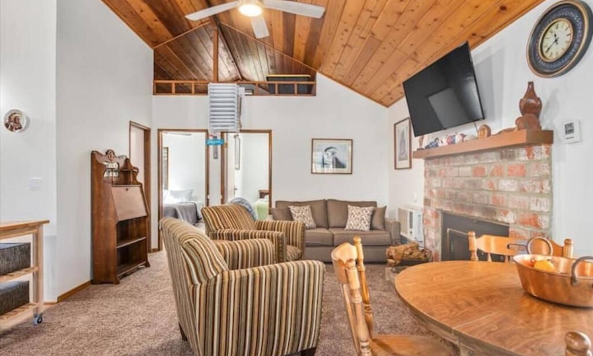 Descanso Cabin | 3RM Loft Cabin w trees, fire pit, swing, horseshoes!