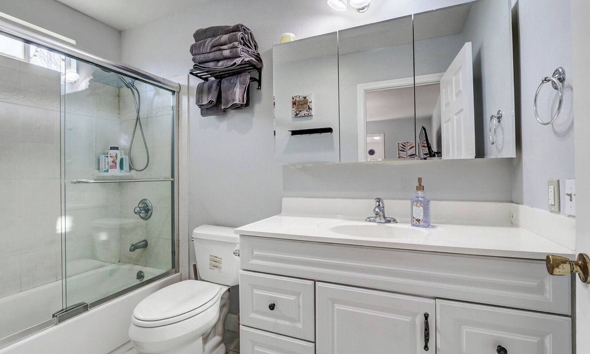 Spring Valley House | 4 miles away to Strip Cozy Private guest house Private Big Yard with Wi-Fi, AC