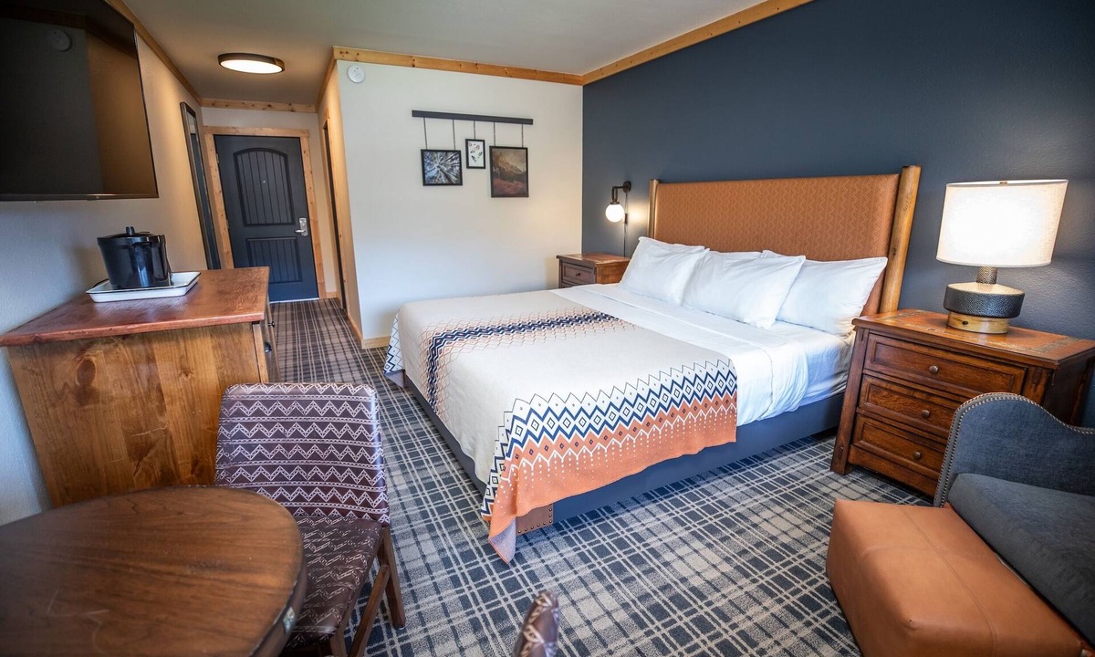 Mammoth Lakes Hotel | 4 Pet-Friendly Units Near Sherwin Lakes, Ideal for Exploring Trails & Mountains