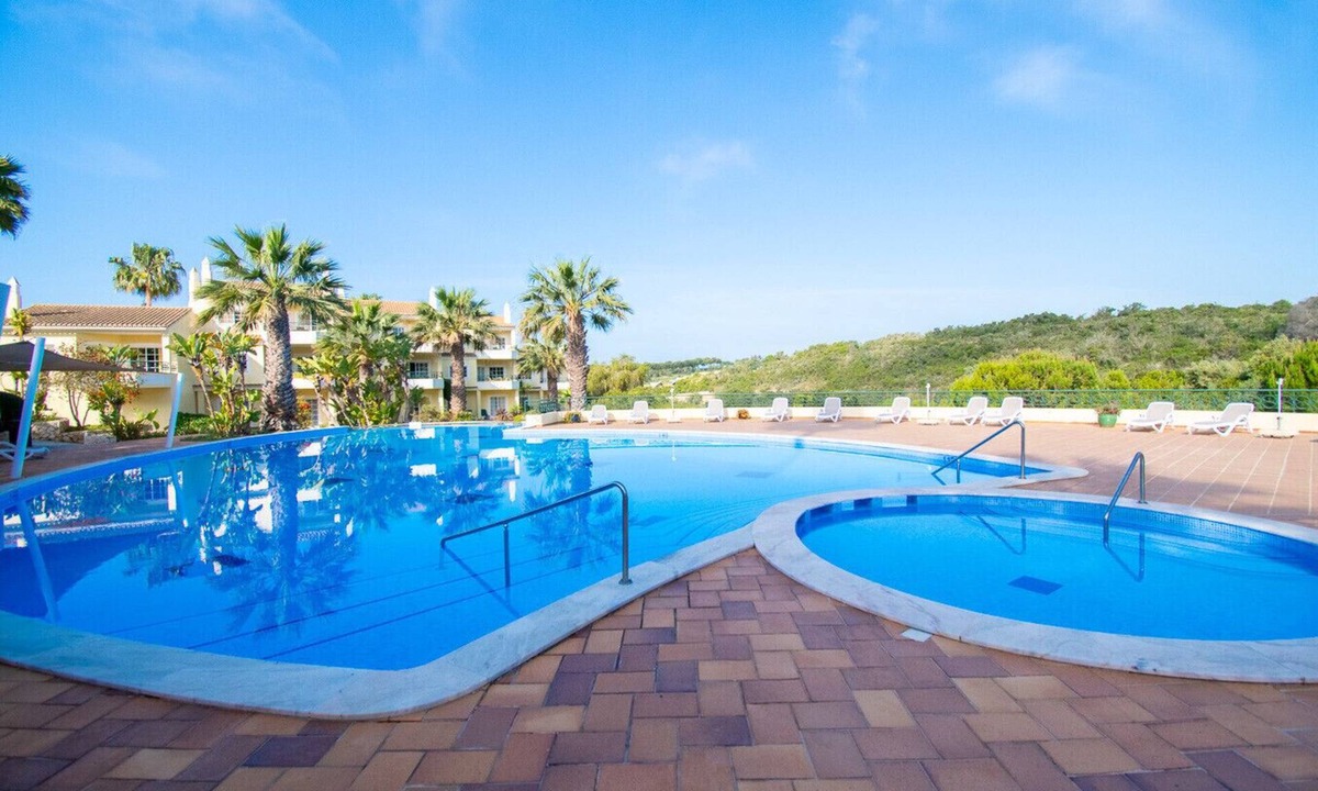 Estombar Ski Chalet | 49 Presa da Moura Superbly 2 Bed Townhouse Close to Carvoeiro