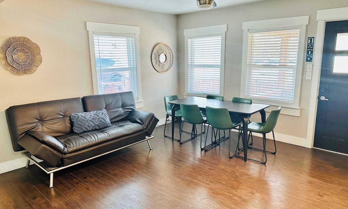 Northeast Reno House | 4Bedroom/6 min to Uni/Sleeps12