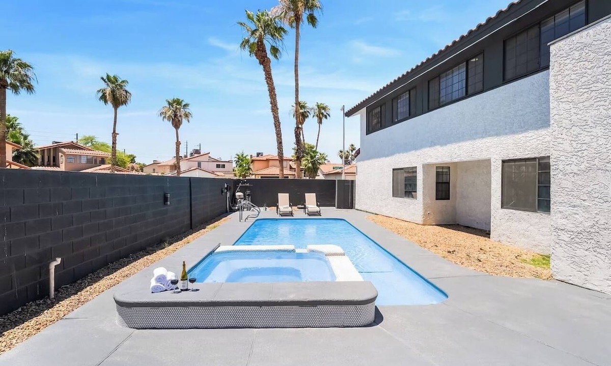 Paradise House | 4BR Oasis: Dual Suites & Pool | 10 Min Strip