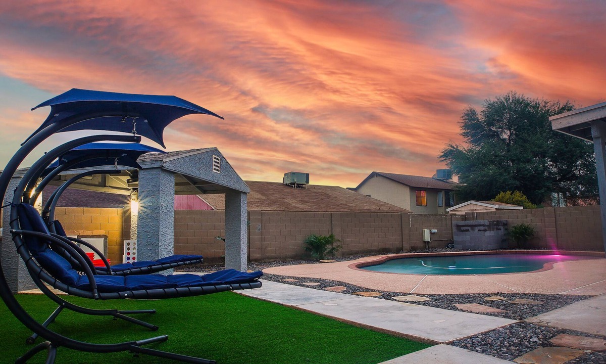 Maryvale House | 4BR w pool, dog-friendly, near Westgate