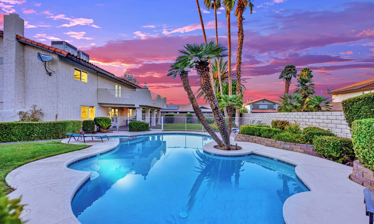 Rancho Oakey House | 5 Mins to Strip Vegas Villa Pool Yard Gather Fun!