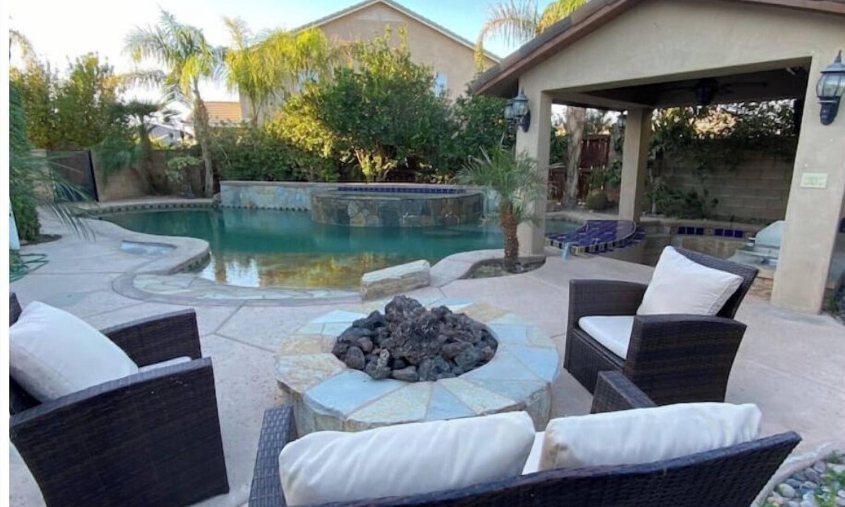 Coachella House | 6 Bedrooms, 9 Beds, Swim Up Pool Bar Oasis - Game Room In Garage