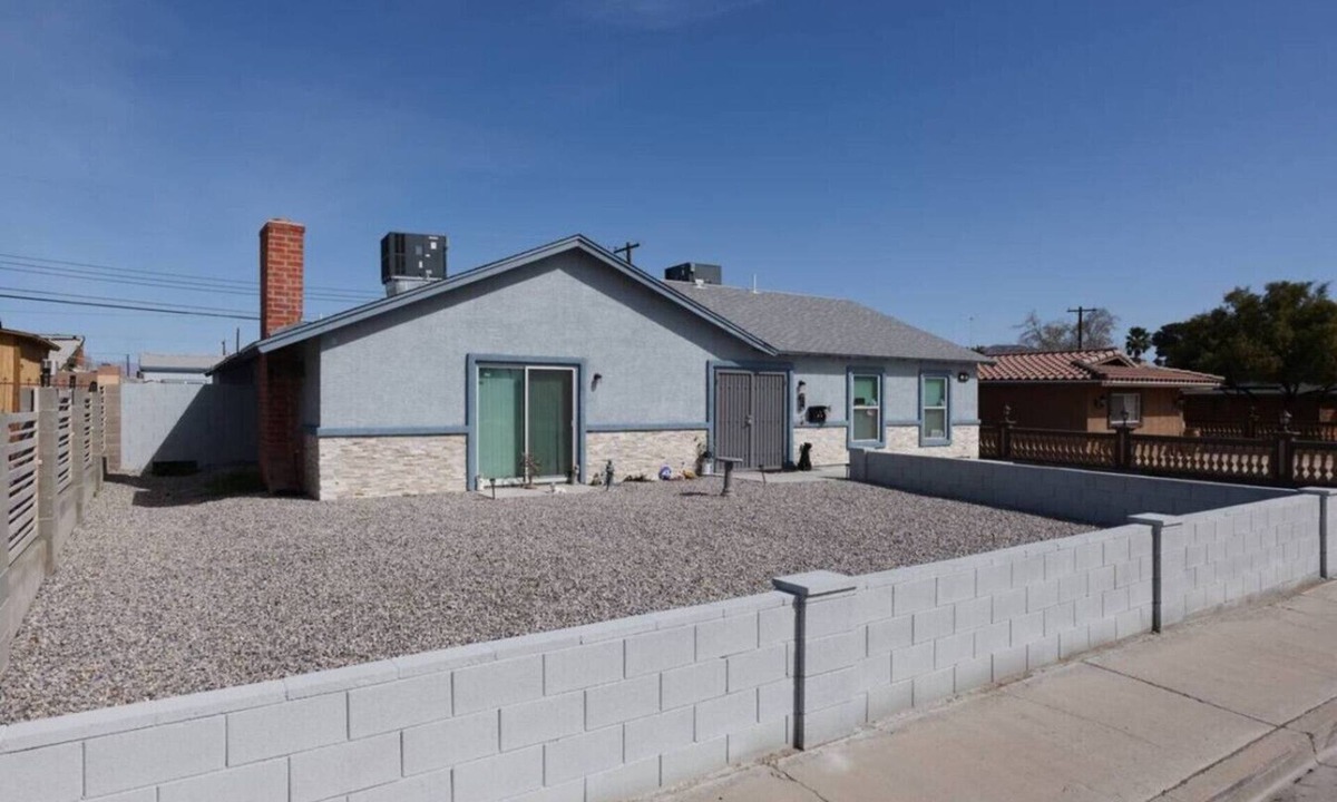 Paradise House | 7 bedroom home with fenced yard!
