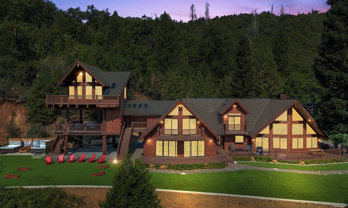 Madera County House | A-Frame - sleeps 20 - 2 Fire pits - 2 Hot Tubs - Putting Green