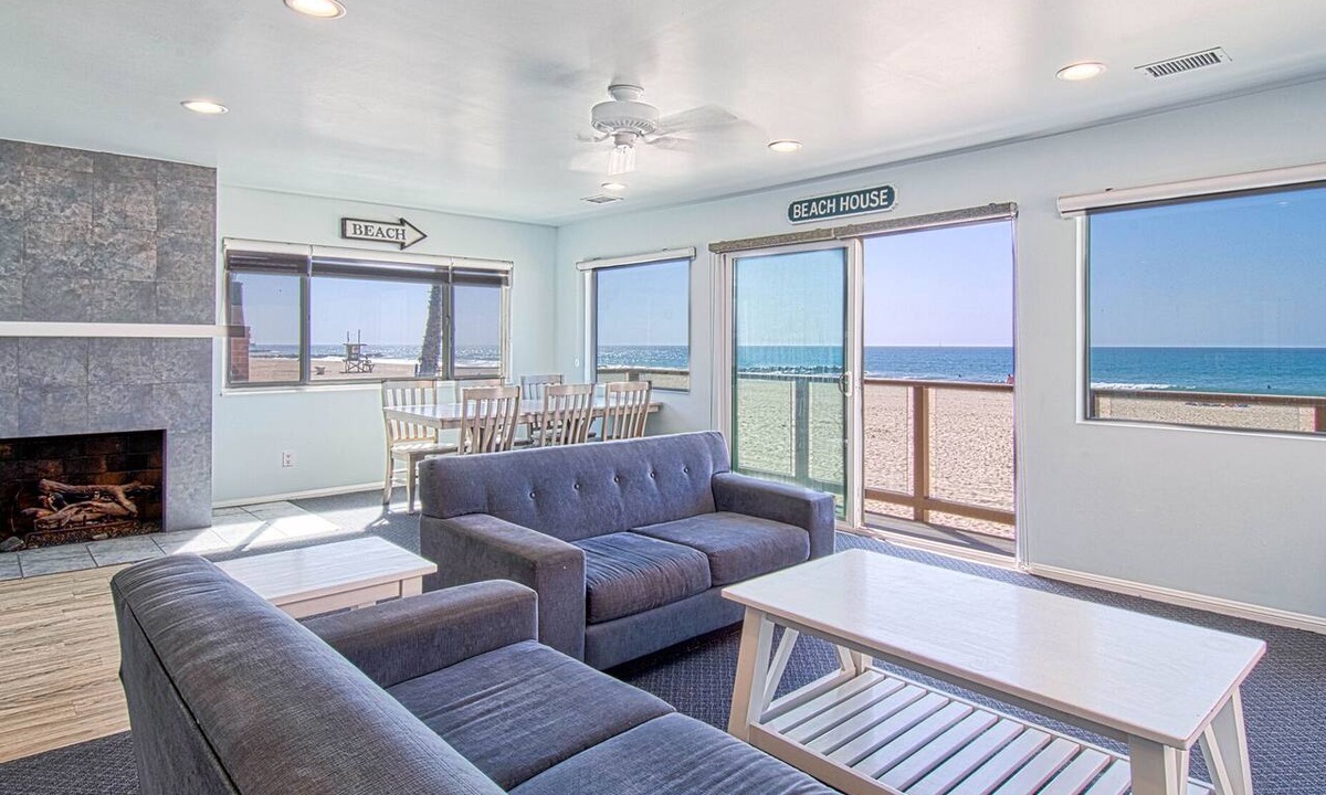 West Newport Condo | A magnificent view awaits you as you enter.this upper unit is one-of-a-kind!