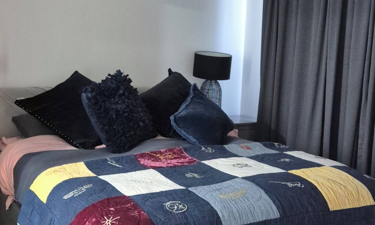 Hawthorne Apartment | A perfect place to hide away with river side charm, close to the city.