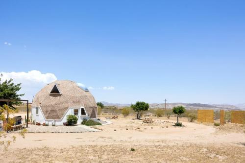 Landers House | Abracadabra Dome - Come Experience the UNIQUE and Cozy!