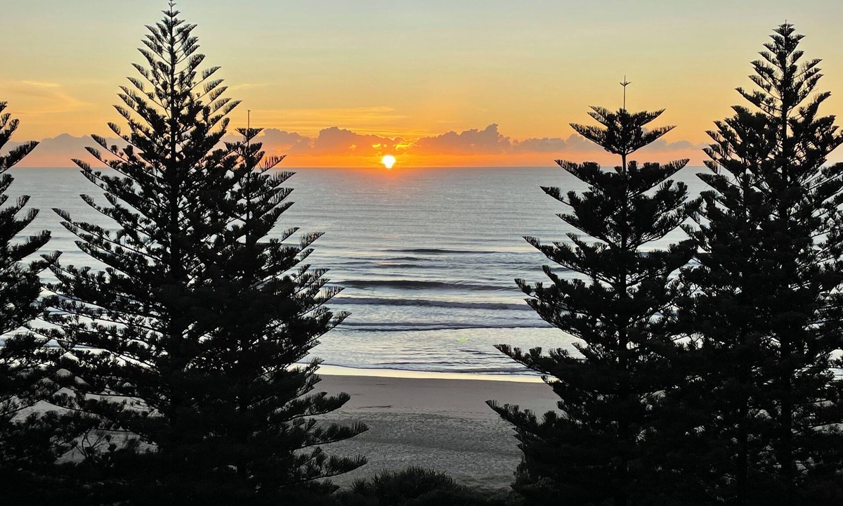 Miami Apartment | Absolute Beachfront Burleigh Heads. Large 2 bedroom 2 bath Apartment