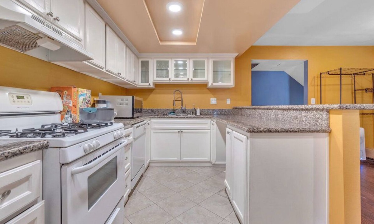 Inglewood Condo | Adorable 2-bedroom condo in Inglewood