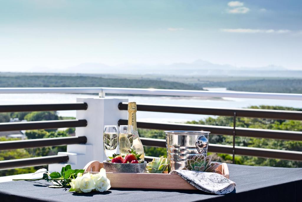 Aston Bay Apartment | Aguia-Vista Couples Haven, Views, Pool, Beach Walk