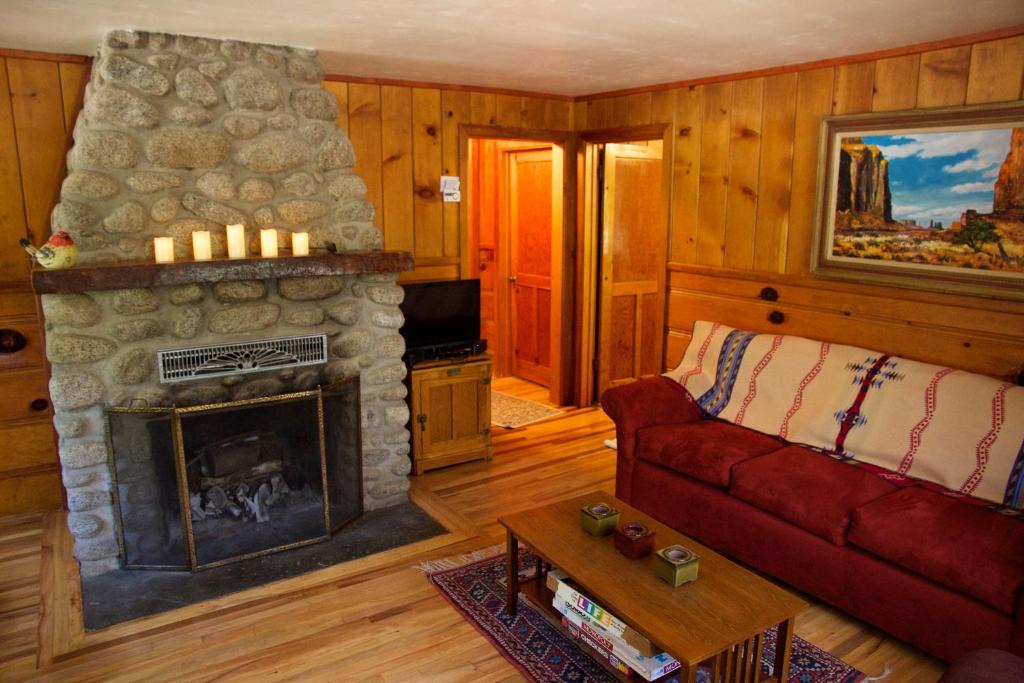Idyllwild House | Ahwahnee-be Vintage Cabin - Walk to town!
