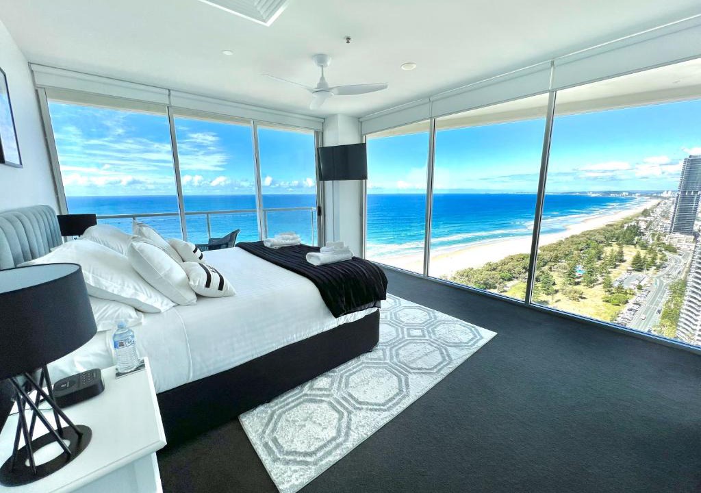 Broadbeach Apartment | Air on Broadbeach Beachfront 2Level stunning apartment with 180 degree views