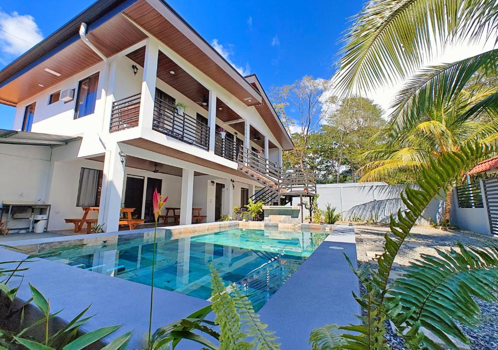 Uvita Hotel | AJ Suites - Modern Beach Apartments with Pool and Full Kitchen