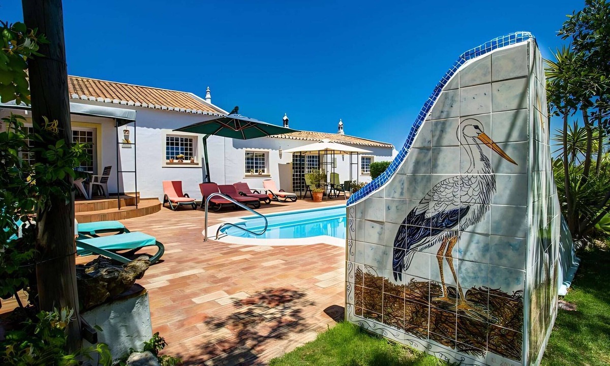 Alcalar Apartment | Algarve Apartment with Garden & Pool