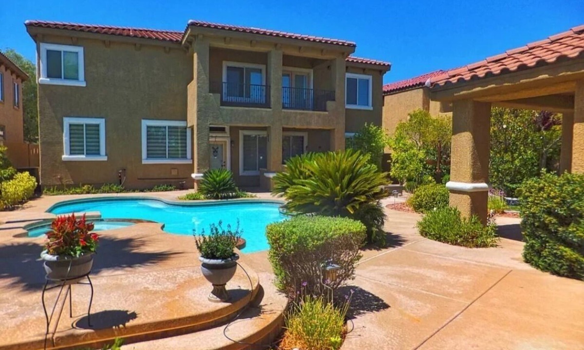Bard Bed & Breakfast | All the amenities You could ask for and minutes from strip with pool and spa!