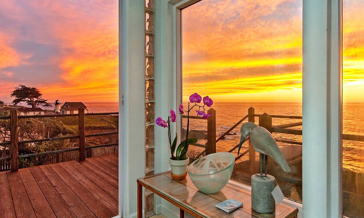 Montara House | Amazing oceanfront 3 Bedroom/2 Bathroom home for 30 day or more rental