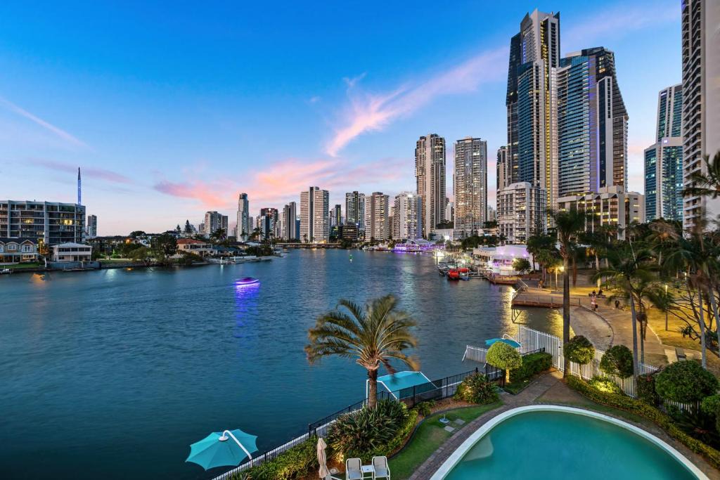 Surfers Paradise Apartment | Amazing Water Views Surfers Paradise
