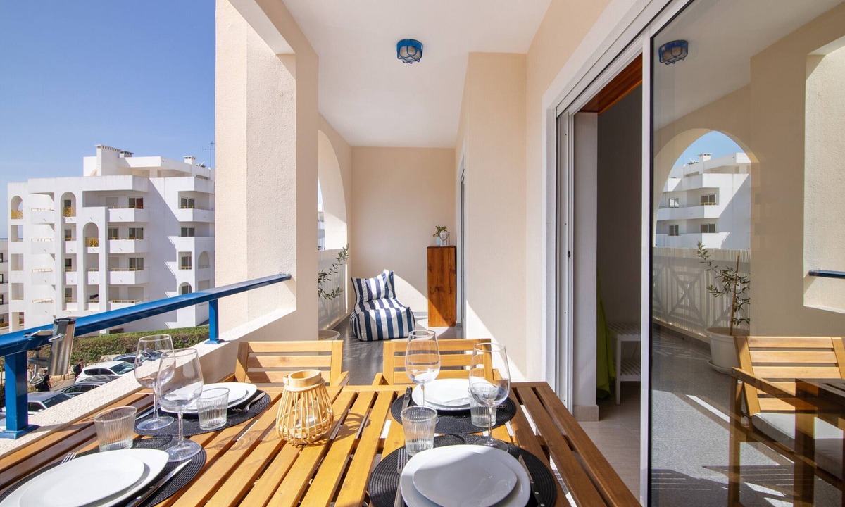 Alporchinhos Apartment | Apartment 'Brisa Salina D'Alporchinhos' with Sea View, Elevator, Air Conditioning & Wi-Fi