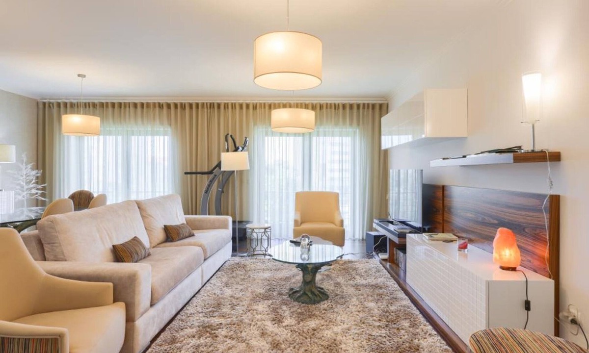 Aradas Apartment | Apartment 'Glicínias Guest House' with Private Terrace, Wi-Fi and Air Conditioning