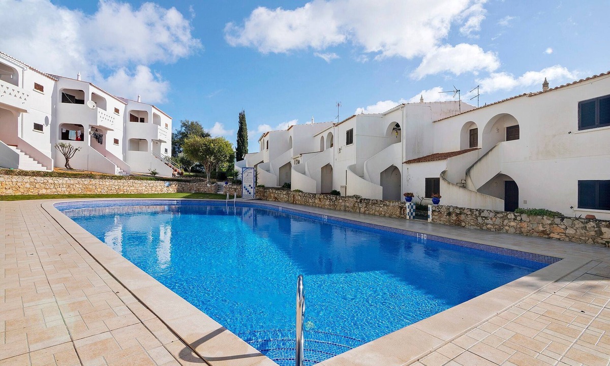 Alporchinhos Apartment | Apartment 'Moradia Das Gaivotas 6, Com Piscina' with Shared Pool, Shared Garden and Balcony
